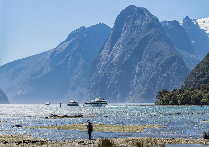 Photographs of the beautiful sights, mountains, falls and wildlife in Milford Sound, also known as Piopiotahi, found in between the Te Waipounamu Heritage Site, the Fiordland National Park and the Piopiotahi Marine Reserve, New Zealand, The Elephant and the Lion peaks in Milford Sound