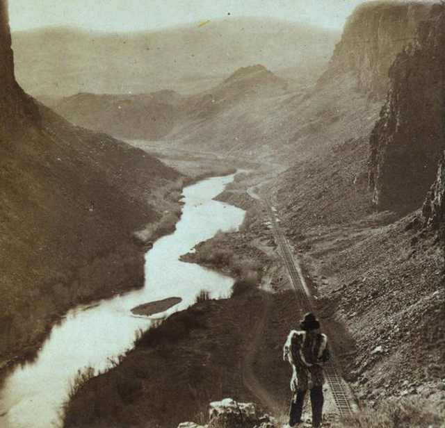 Momentos Que Marcaron La Historia Del Mundo  Un nativo americano, mirando el ferrocarril transcontinental, 1868