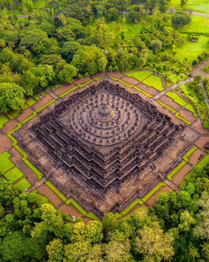 Concurso Agora de arquitetura Cercado por 72 estátuas de Buda - O Grande Candi Borobudur​