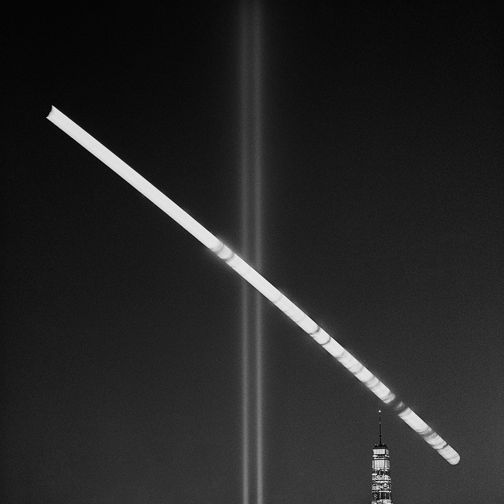2019 Monochrome Photography Competition,Vencedor do 3º Lugar: Descoberta de Paisagens do Ano - Amador Pôr do lua sobre o 9/11 luzes memoráveis Lucjan Gorczynski, dos Estados Unid
