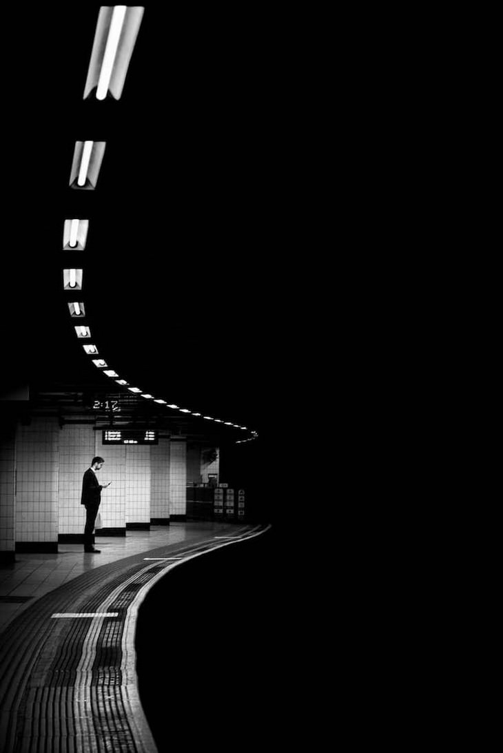 A fotografia de Alan Schaller captura a solidão urbana