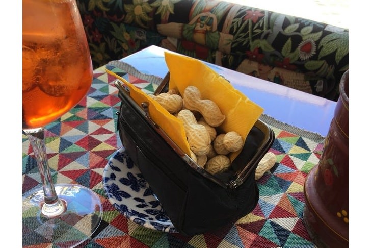 Amendoins dentro de uma bolsa