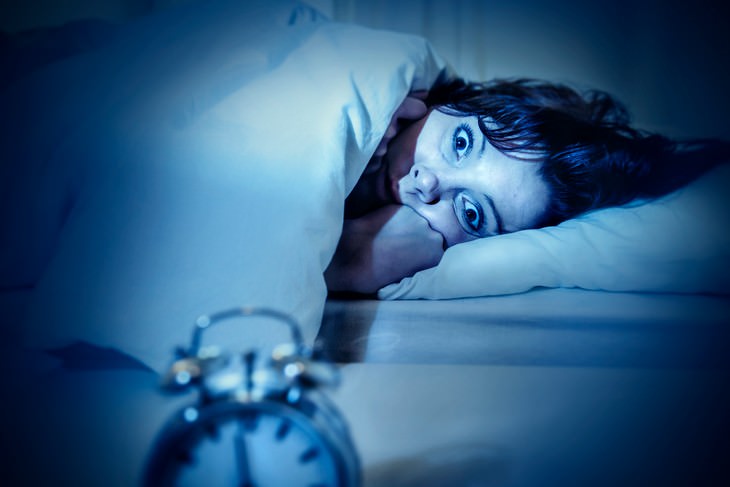 7 Fatos interessantes sobre a psicologia dos sonhos mulher com medo na cama