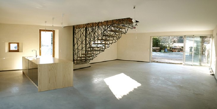 Escada em malha de aço da Villa La Rouche, projetada por Archiplein 