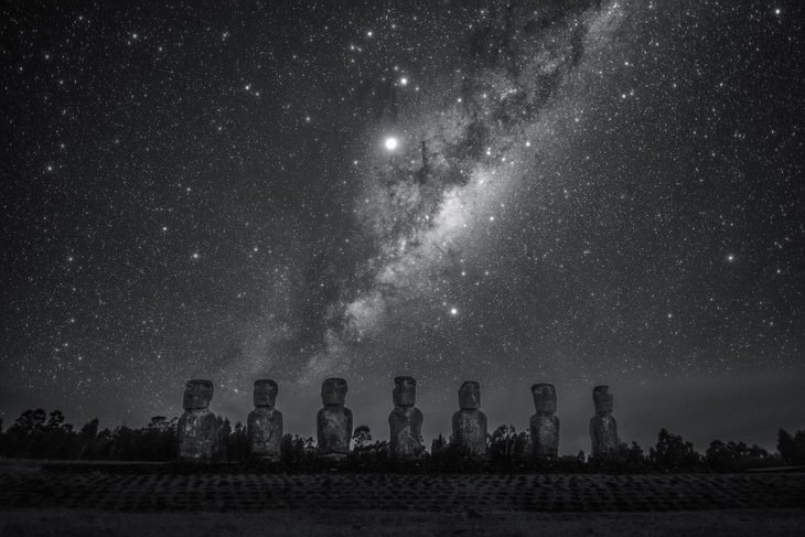 “Gigantes olhando as estrelas” de Dai Jianfeng (China)