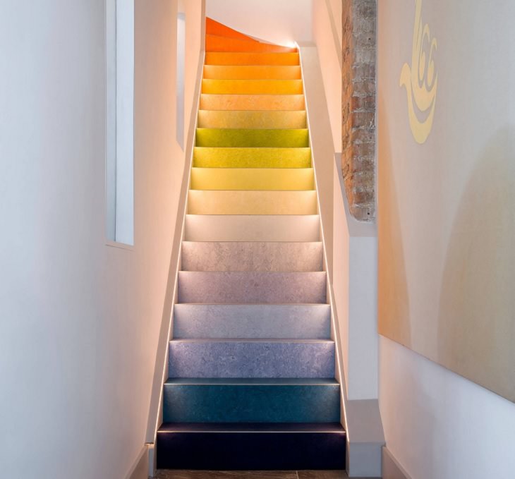 Escada com gradiente nas cores do arco-íris