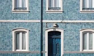 Porta azul-turquesa e uma casa azul
