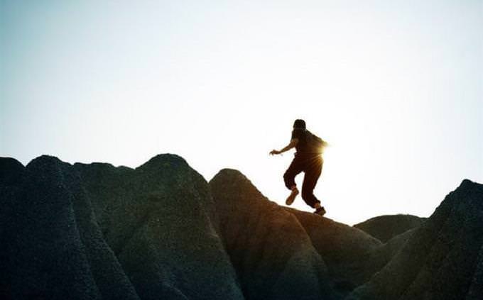 Homem escalando pedras
