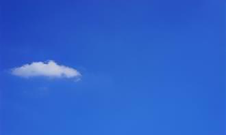 Céus azuis com uma nuvem branca