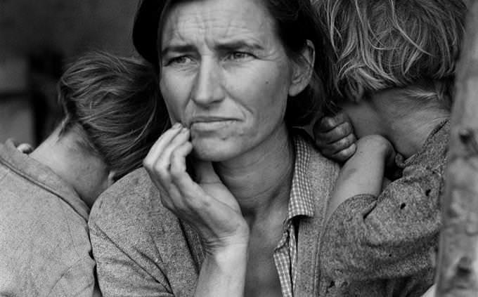 A grande depressão que se agrava nos EUA desde 1929 até o final dos anos trinta, leva muitos americanos  a perder o emprego e a casa. A mulher na foto perdeu toda sua propriedade.  A foto foi chamada de "mãe migrante", feita por Dorothea Lang.