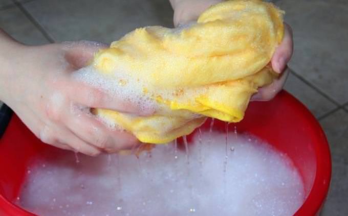 mãos lavando um pano