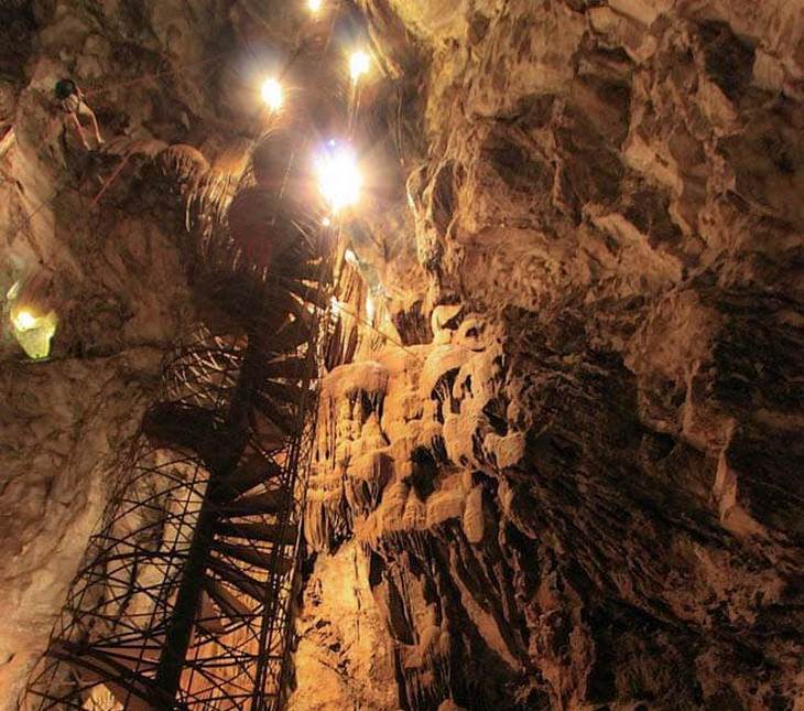 10 mais belas cavernas nos EUA  Moaning Cavern, California