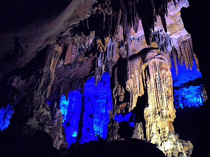 Um tour virtual e galeria de fotos da Caverna da Flauta de Junco, em Guilin, China
