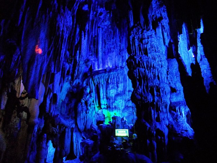 Um tour virtual e galeria de fotos da Caverna da Flauta de Junco, em Guilin, China