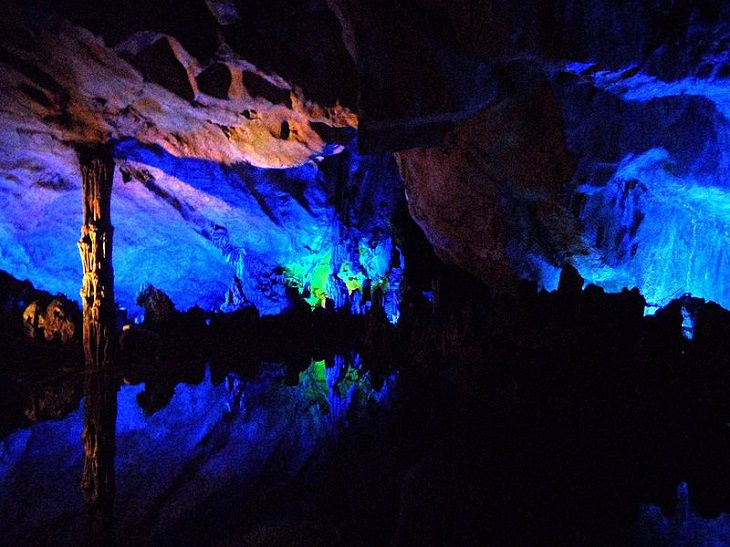 AUm tour virtual e galeria de fotos da Caverna da Flauta de Junco, em Guilin, China