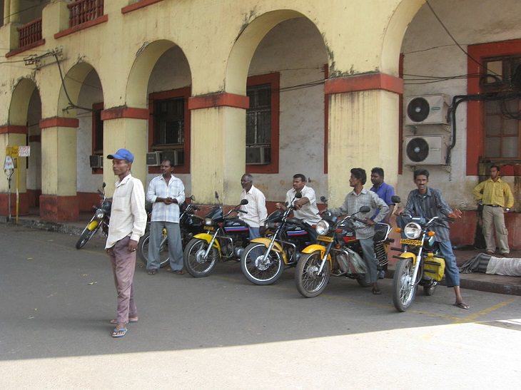 Táxis bizarros pelo mundo todo moto táxi, Índia