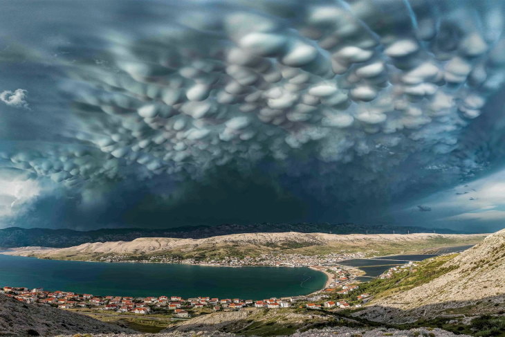 2021 Fotógrafo meteorológico do ano “Belas nuvens de Mammatus acima da cidade de Pag”, de Danijel Palčić (Croácia)