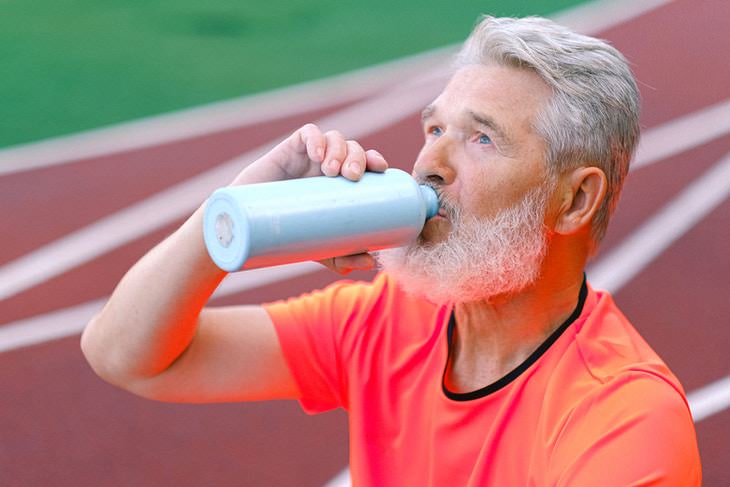 Rotina de caminhada para idosos, homem bebendo água do frasco