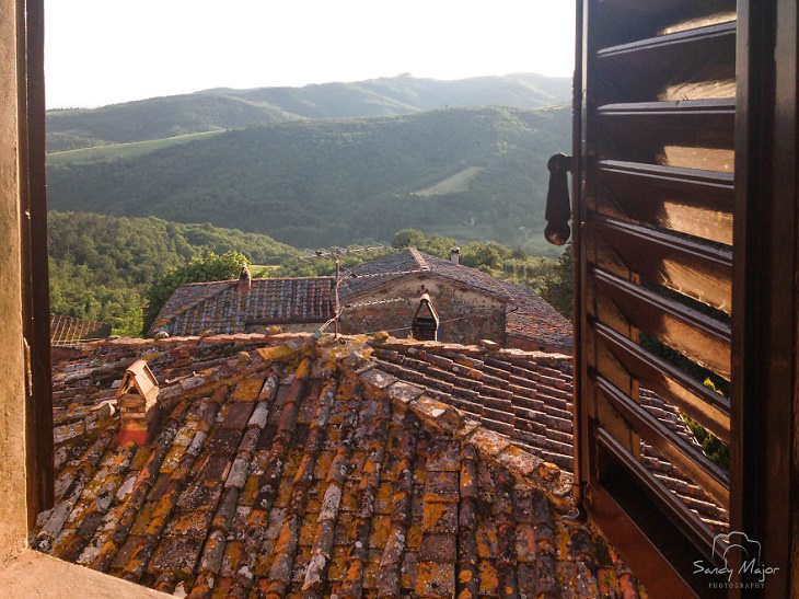 Mundo emoldurado por portas e janelas,  Montebenichi, Itália