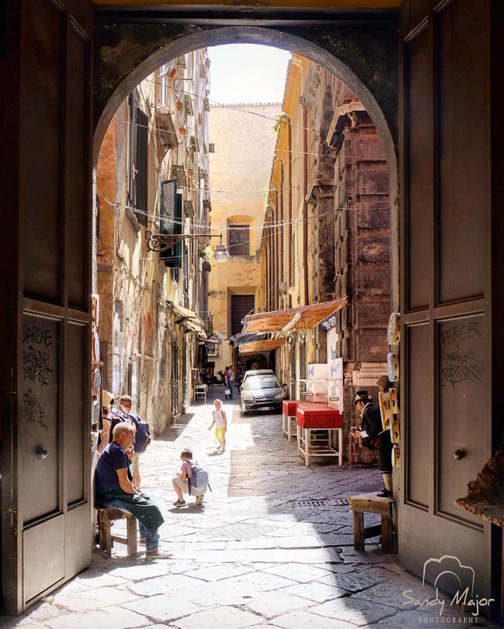 Mundo emoldurado por portas e janelas,  Nápoles, Itália