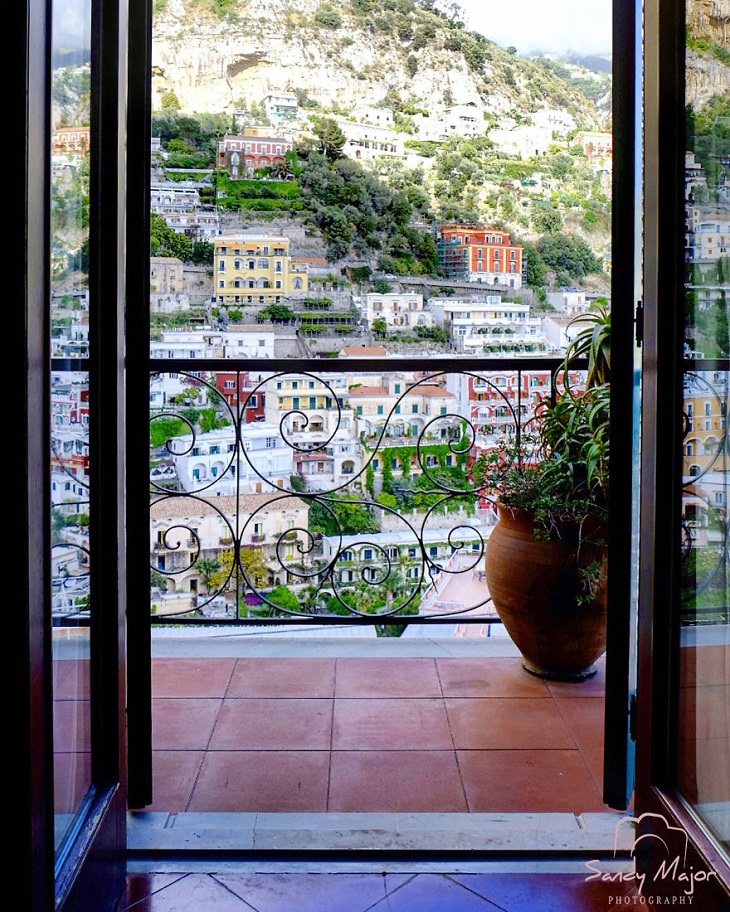 Mundo emoldurado por portas e janelas,  Positano, Italy