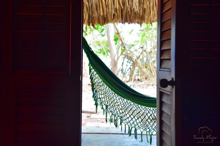 Mundo emoldurado por portas e janelas,  Islas Del Rosario, Colombia