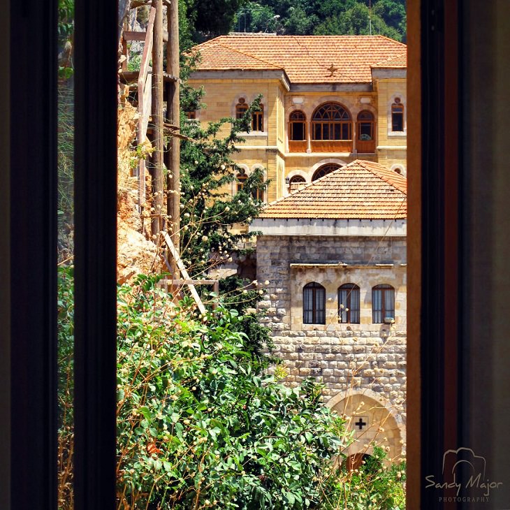 Mundo emoldurado por portas e janelas, Qozhaya, Líbano