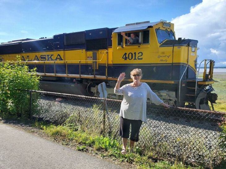 Epic Photobombing Moments, train driver 