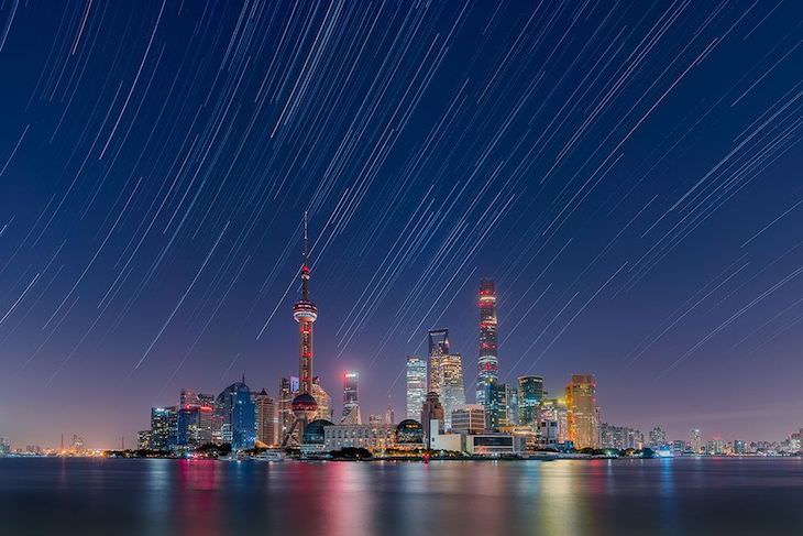 Astronomy Photographer of the Year Finalists 18. Trilhas de estrelas no horizonte da cidade de Lujiazui, de Daning Kai, China