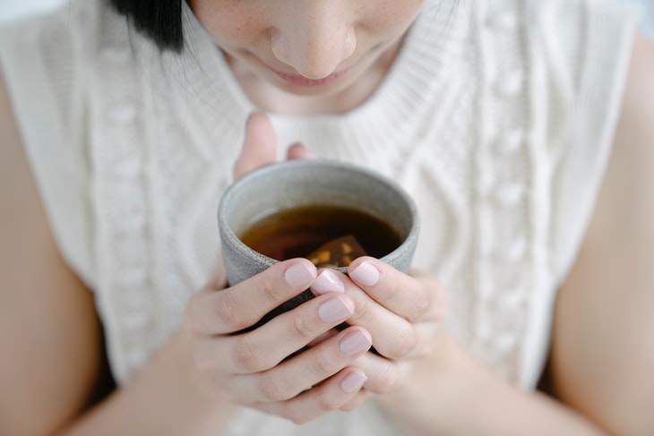 Remédios caseiros para dor de gases intestinais beber chá