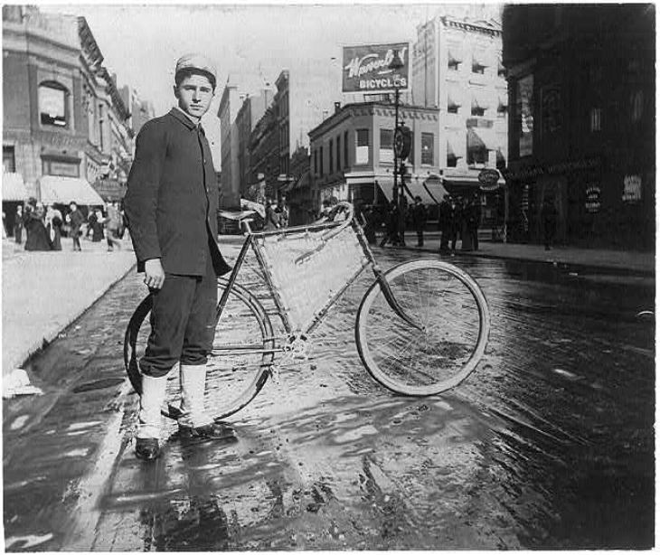 1880-1900 Fotos de bicicleta Menino mensageiro em Nova York, 1896
