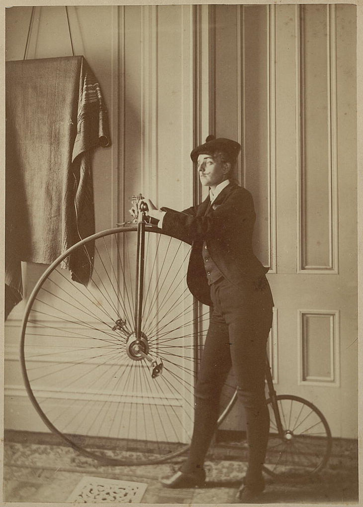 1880-1900 Fotos de bicicleta Auto-retrato de uma mulher vestida de homem com seus penny-farthings, 1890