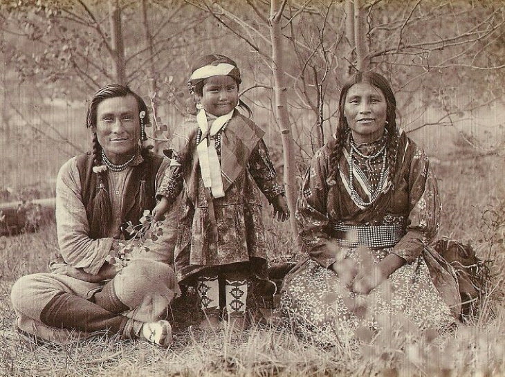 6. Foto de família de Samson Beaver com sua esposa Leah e filha Frances Louise, de Mary Schäffer (1907)