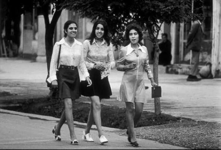 12. Mulheres andando por uma rua em Cabul, Afeganistão (1972)