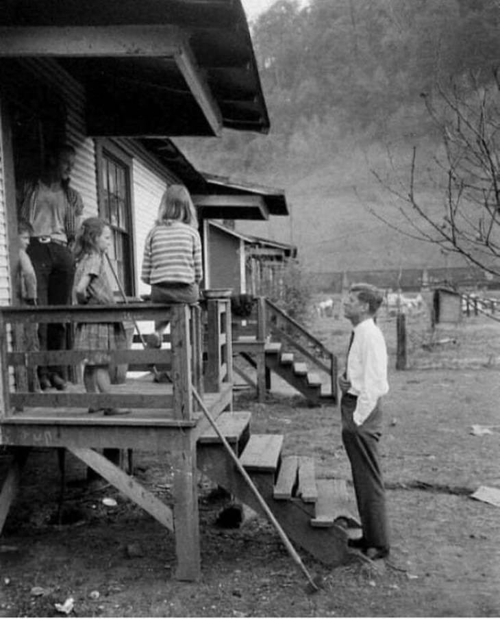 7. "John F. Kennedy fazendo campanha de porta em porta na Virgínia Ocidental (1960)"