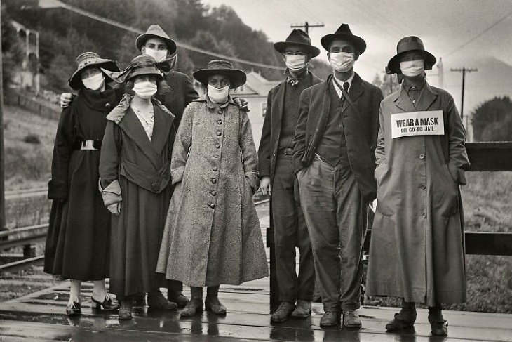 Fotos históricas Passageiros de trens com máscaras faciais