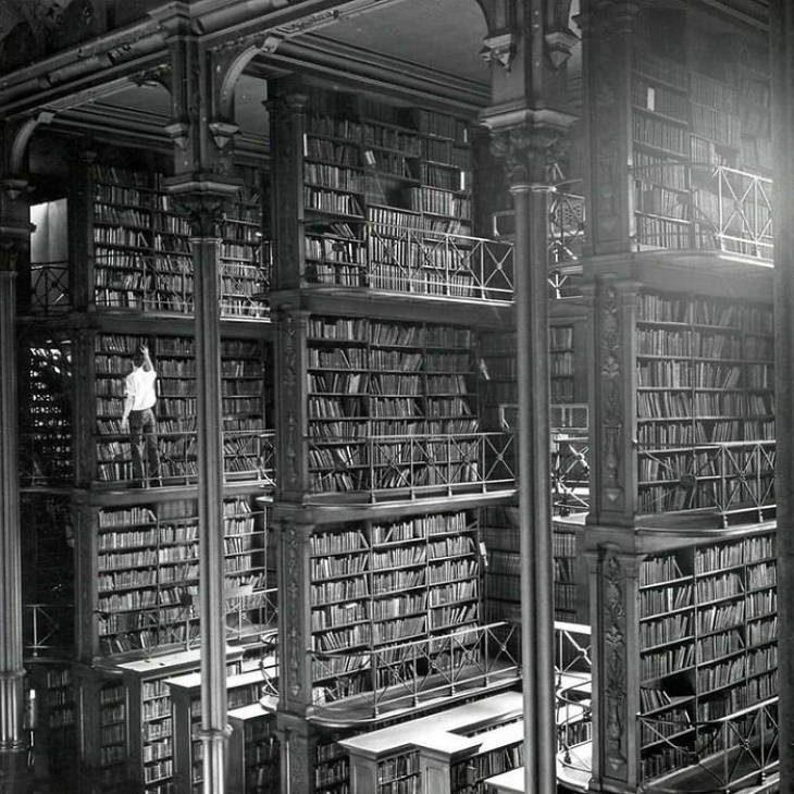 Homem de fotos históricas procurando livros na biblioteca pública de Cincinnati