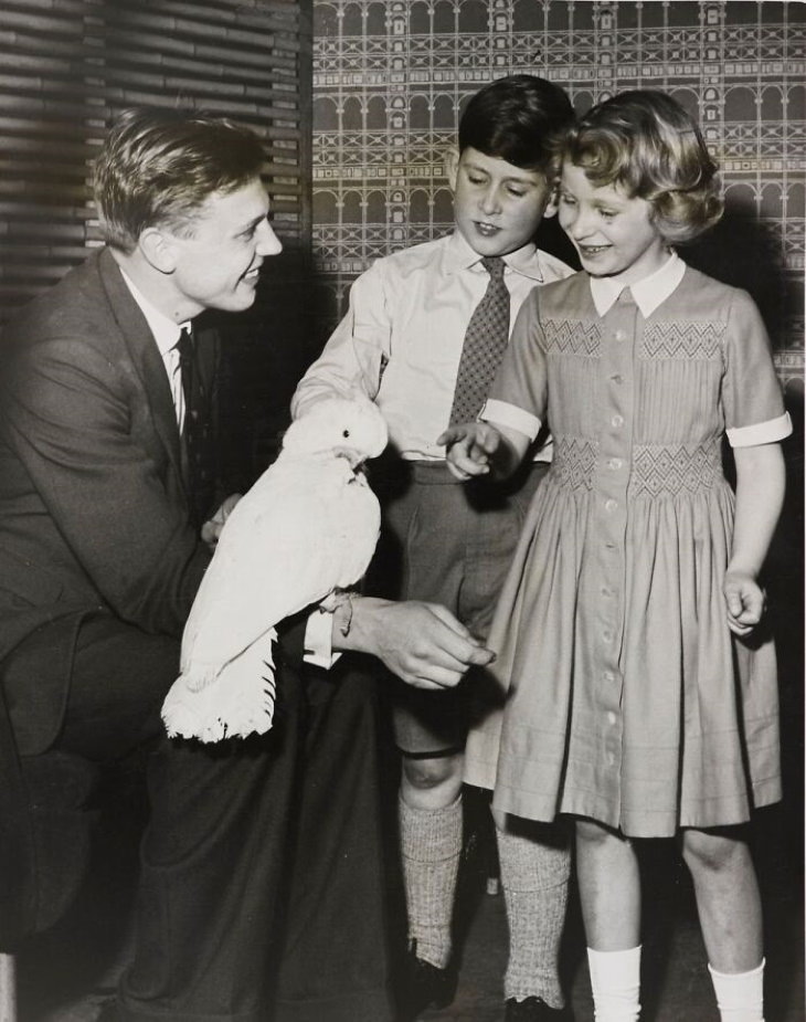 3. David Attenborough mostra uma cacatua para o príncipe Charles e a princesa Anne (1958)