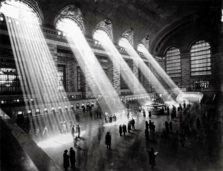 Fotos históricas Sol brilhando para os transeuntes na Grand Central em Nova York