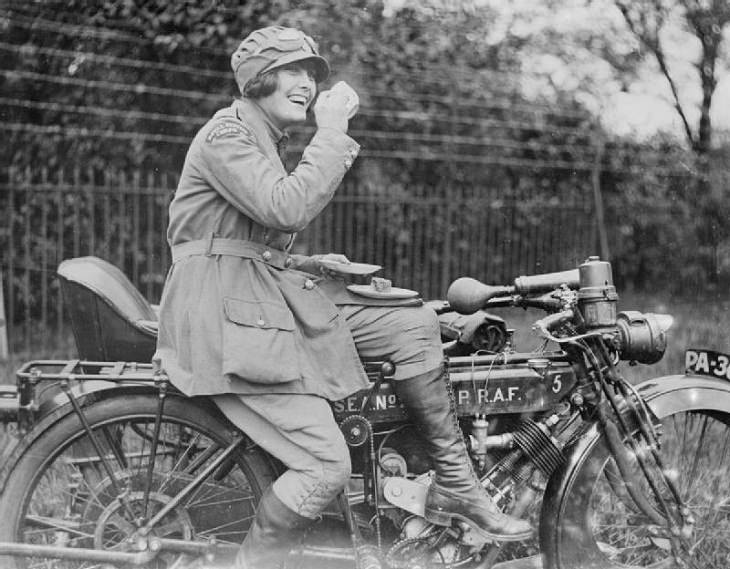 Motocicletas na Primeira Guerra Mundial, um piloto de despacho na Força Aérea Real Feminina
