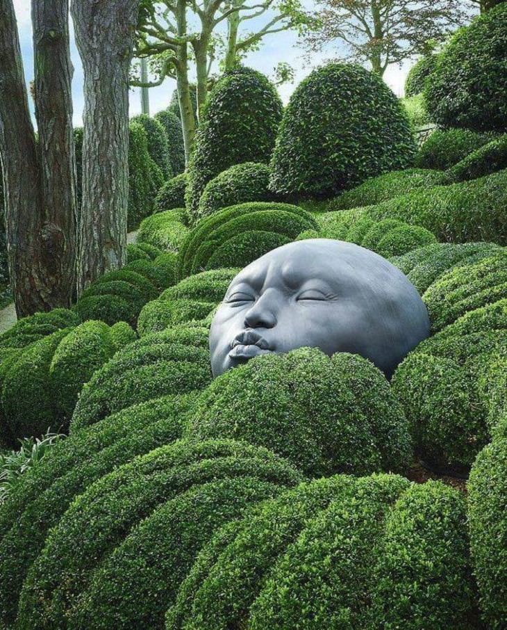 4. Esculturas de cabeças nos jardins de Étretat na França