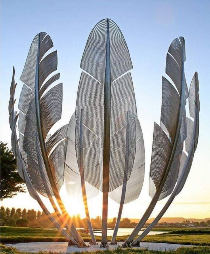 5. Esta grande escultura de aço inoxidável na Irlanda é chamada de Kindred Spirits.