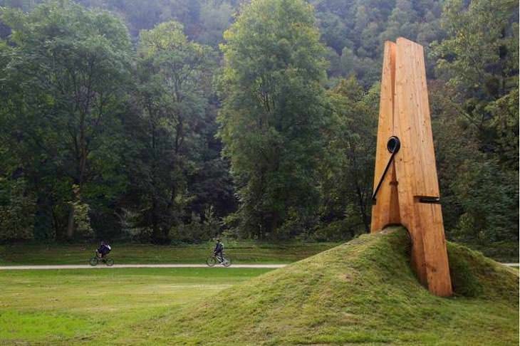 6. Uma escultura de alfinetes de Claes Oldenburg, um escultor sueco-americano, representando o quão firmemente devemos nos agarrar à natureza