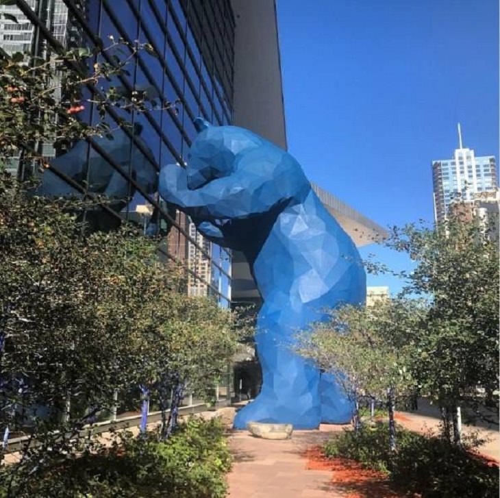 9. A icônica estátua do Grande Urso Azul de Denver. Chamado de "eu vejo o que você quer dizer", a estrutura gigante foi erguida em 2005 e foi projetada por Lawrence Argent