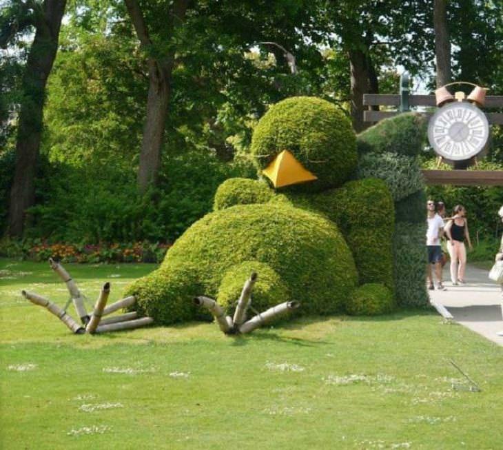Estruturas e esculturas inovadoras, uma galinha gigante dormindo pacificamente em Nantes, França