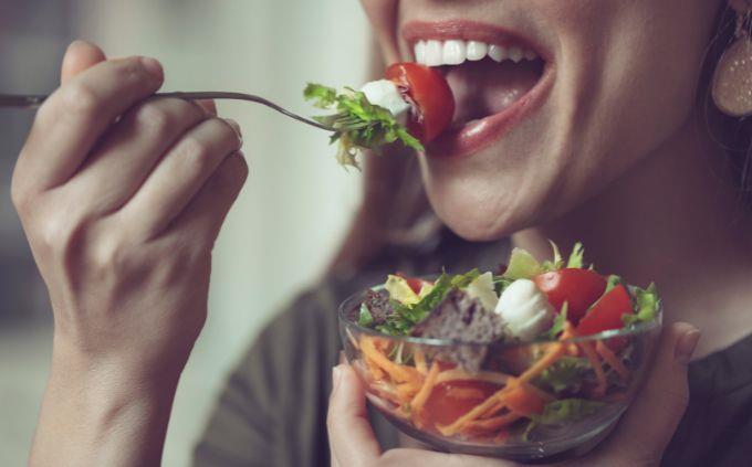 Teste qual é o seu estado mental: uma mulher come salada