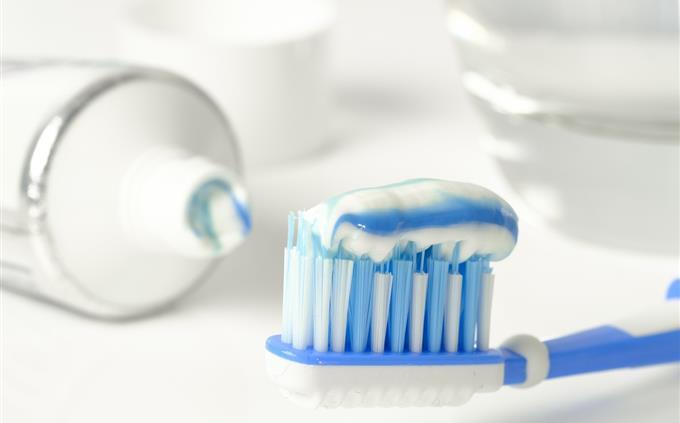 Teste de usos adicionais: escova de dentes e pasta de dente