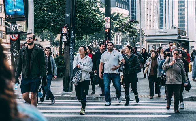 Teste de memória com fotos de rua: pessoas na faixa de pedestres