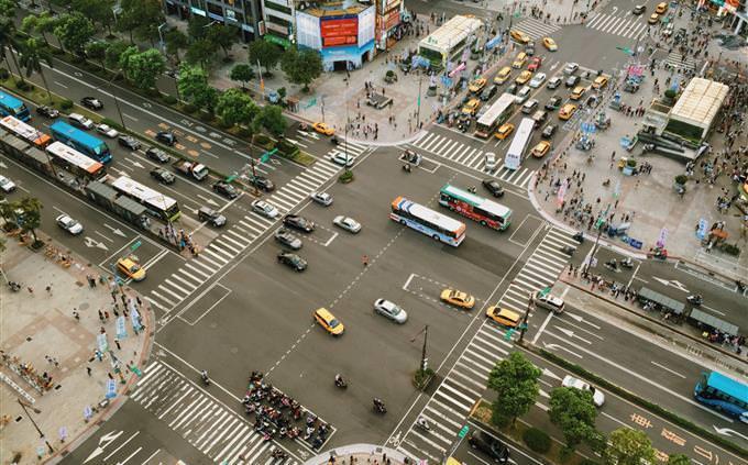 Teste de memória com fotos de rua: um cruzamento movimentado