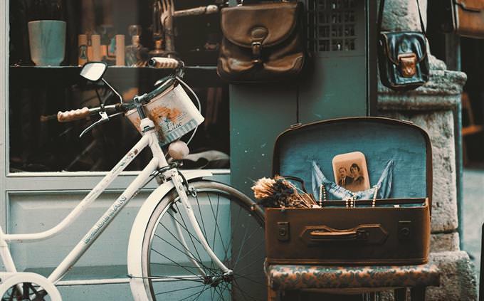 Teste de memória com fotos de rua: uma mala aberta e uma bicicleta